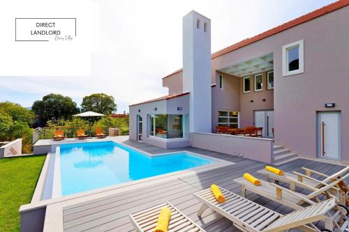 Villa Jure with upscale furnishings and a great garden, quiet location