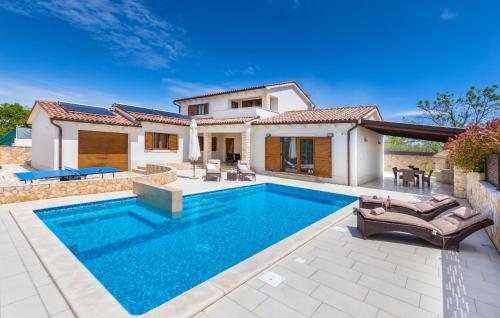 Villa Tea in Vodnjan with Pool Heating