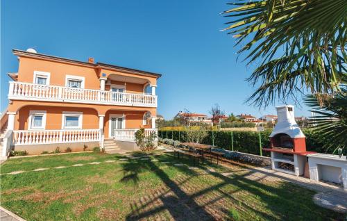 4 Bedroom Cozy Apartment In Vodnjan