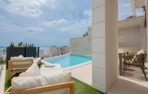 3 Bedroom Beautiful Home In Makarska