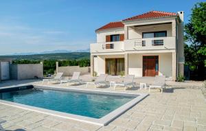 5 Bedroom Cozy Home In Posedarje