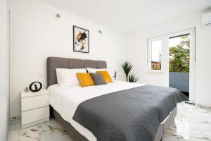 2 bedrooms app with balcony in CENTER