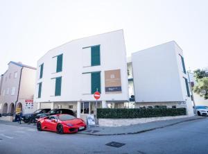 B Hotel