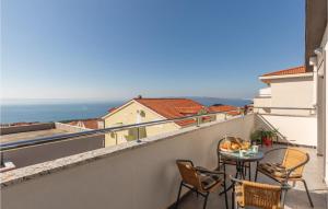 Beautiful Apartment In Makarska With Kitchen