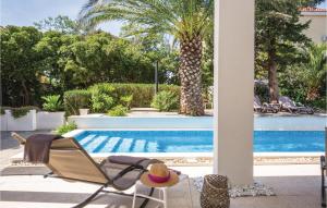 3 Bedroom Cozy Apartment In Makarska