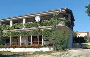 1 Bedroom Amazing Apartment In Maslenica