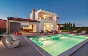 Stunning Home In Valbandon