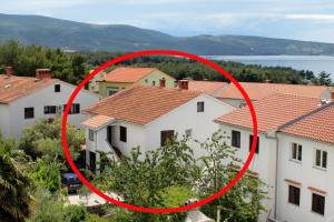 Apartments with a parking space Krk - 5422 