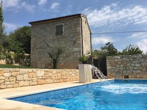 Charmantes Ferienhaus mit Pool und Garten-Villa Šterna II
