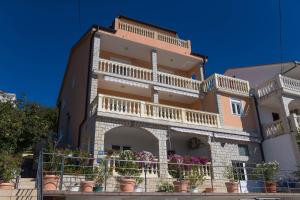Family friendly apartments with a swimming pool Dramalj, Crikvenica - 5594 