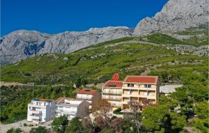 Beautiful Apartment In Krvavica With Kitchen