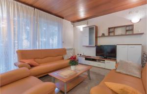 2 Bedroom Nice Apartment In Pula