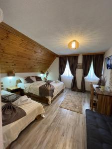 Rustic Inn River 2