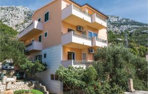 3 Bedroom Gorgeous Apartment In Makarska