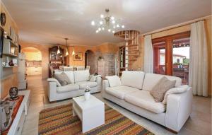 3 Bedroom Stunning Apartment In Galizana