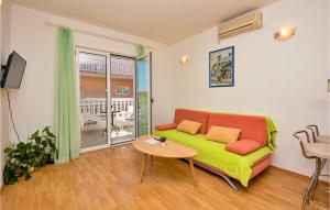 Lovely Apartment In Makarska With Kitchen