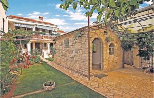 3 Bedroom Cozy Apartment In Stinjan