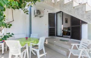 2 Bedroom Nice Apartment In Pula