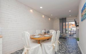 2 Bedroom Lovely Apartment In Makarska