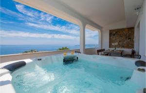 3 Bedroom Awesome Apartment In Makarska