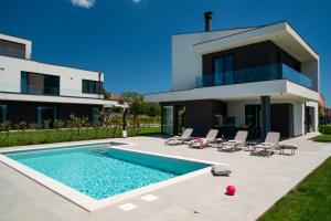Villa Arestea in Vodnjan with sea view, wellness & playground