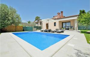 Awesome Home In Galizana