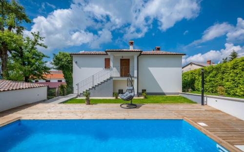 A charming poolside villa in Pazin