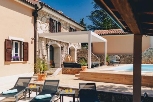 Mary's Villa with heated pool & game room Mary's Villa with heated pool & game room
