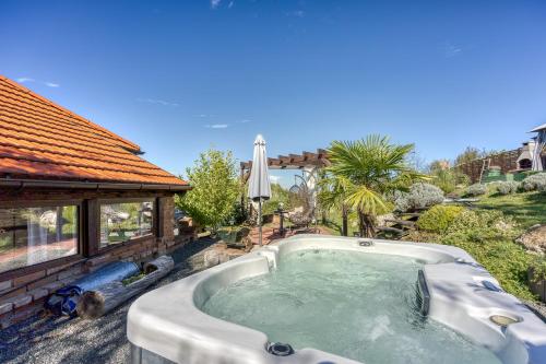 Romantic Haven with Hot Tub - Happy Rentals