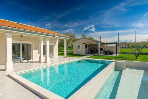 Villa Civitan with infinity pool in Novigrad Villa Civitan with infinity pool in Novigrad