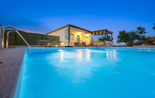 4 Bedroom Beautiful Home In Danilo