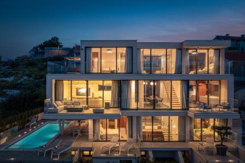 Luxury Villa Glass with Pool Luxury Villa Glass with Pool