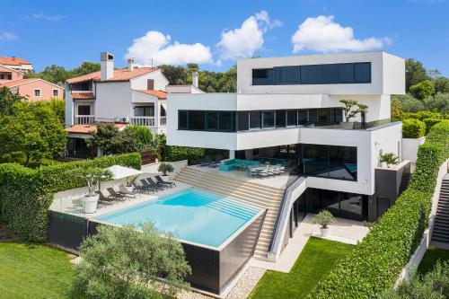 Villa Lucy Banjole for 12 people near Medulin with heated indoor pool & spa just 400 meters from the Villa Lucy Banjole for 12 people near Medulin with heated indoor pool & spa just 400 meters from the