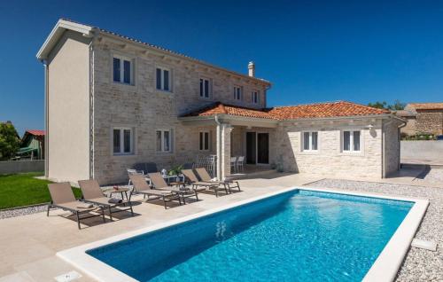 Villa Leon for 8 people with private pool & pet friendly near Novigrad