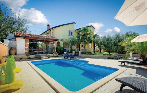 2 Bedroom Nice Apartment In Porec