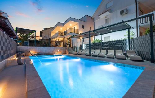 6 Bedroom Stunning Home In Podglavica