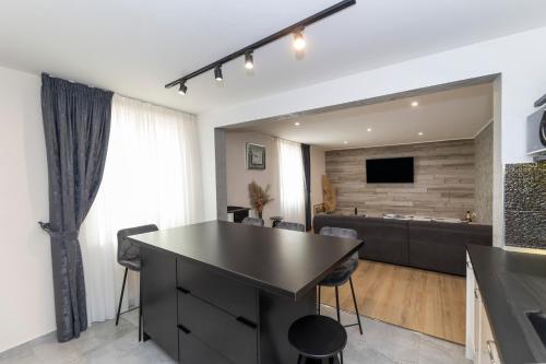 Nikky 2BR apt. in old town centre