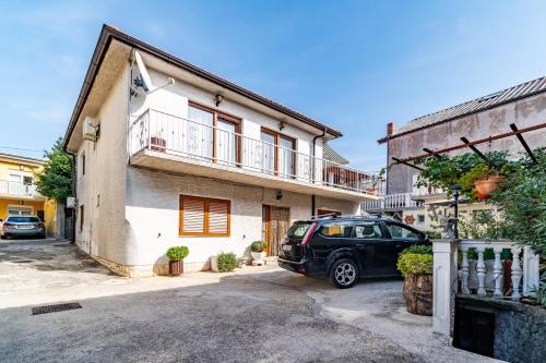 Apartments with a parking space Novi Vinodolski - 2417