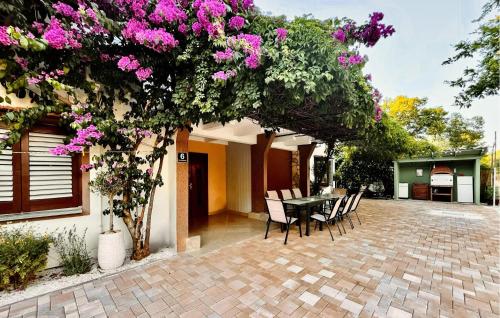 2 Bedroom Nice Apartment In Pakostane