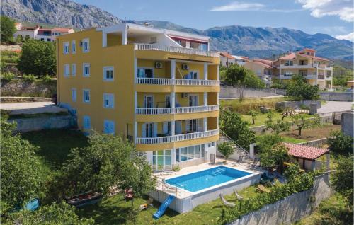 Lovely Apartment In Zrnovnica With Jacuzzi Lovely Apartment In Zrnovnica With Jacuzzi