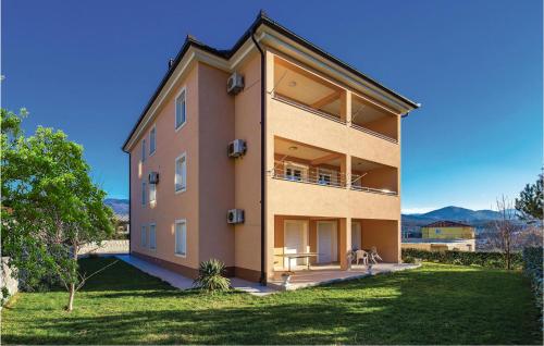 Nice Apartment In Calvle With Wifi