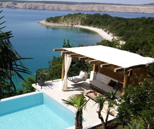 Artistic Beach House with Pool Artistic Beach House with Pool