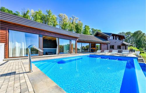 Four-Bedroom Holiday Home