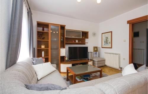 3 Bedroom Nice Apartment In Cavle