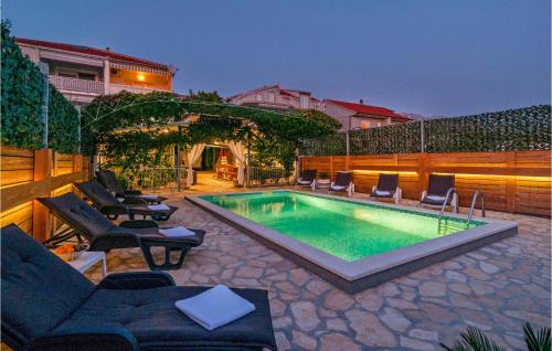 Cozy Home In Zrnovnica With Outdoor Swimming Pool