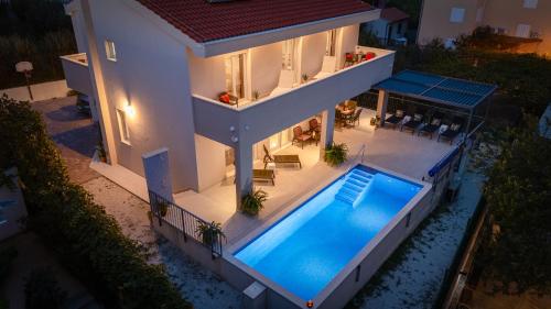 Villa Leonore in Omis with 4 en-suite bedrooms, heated pool, PS5, completely fenced yard & just 3 mi Villa Leonore in Omis with 4 en-suite bedrooms, heated pool, PS5, completely fenced yard & just 3 mi
