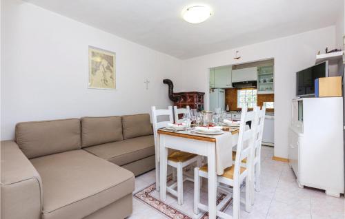2 Bedroom Awesome Home In Jadranovo