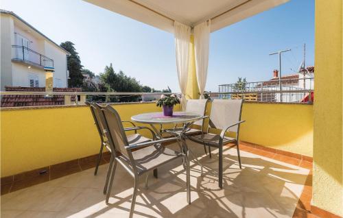 Lovely Apartment In Rogoznica With Wifi