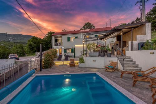 Villa LETA, luxurious 5 stars villa in a green oasis with fitness, heated pool, playground & barbecu Villa LETA, luxurious 5 stars villa in a green oasis with fitness, heated pool, playground & barbecu