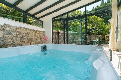 House Mars in Podgora, jacuzzi